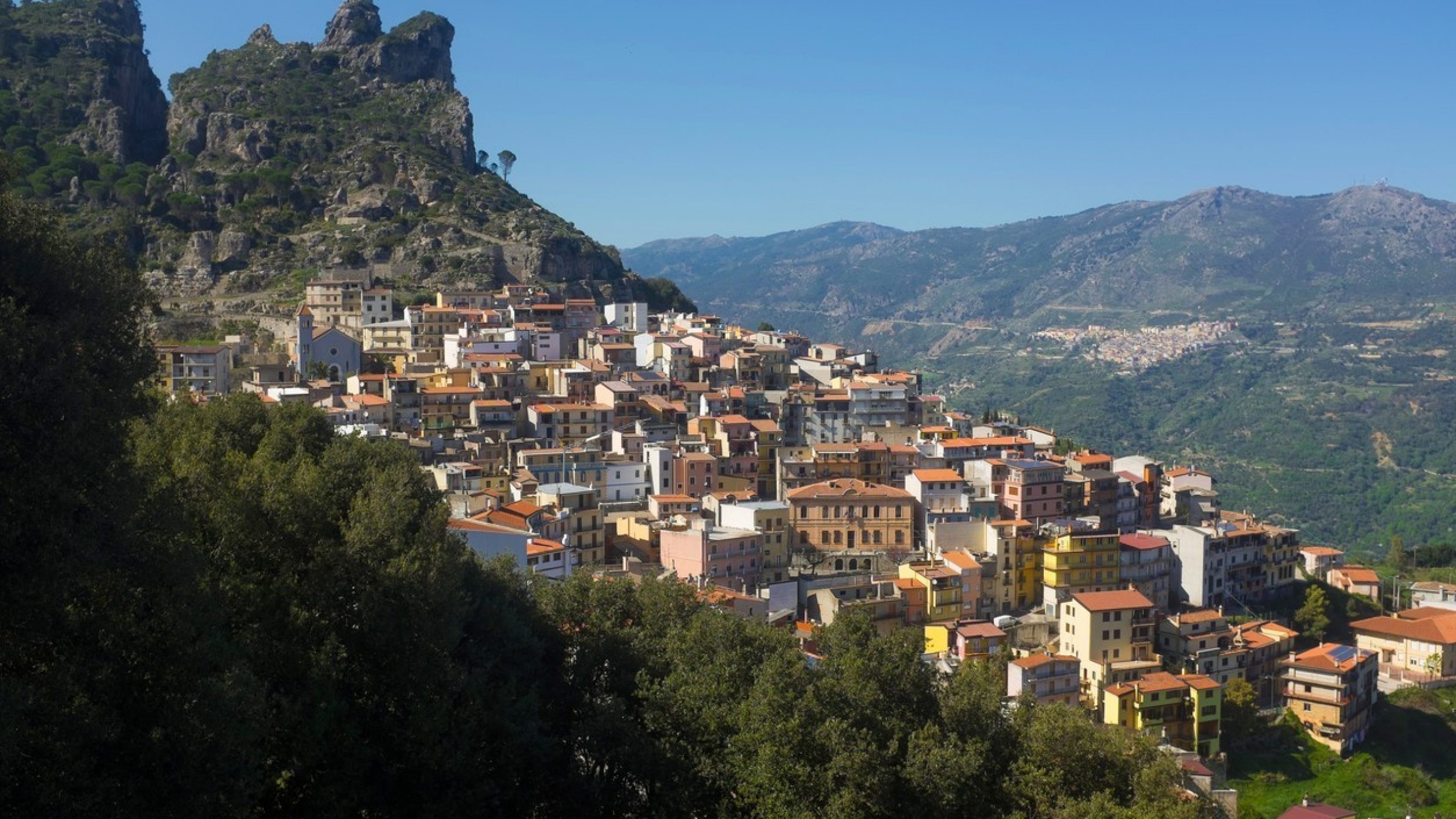 The mountain region of Sardinia, especially the eastern province of Nuoro, is a stronghold of longevity. A noteworthy point: men live just as long as women, while life expectancy in the industrialised world is lower by about seven years for men. One prominent example was Antonio Todde, who died in 2002 shortly before his 113th birthday – as the world’s officially oldest man.