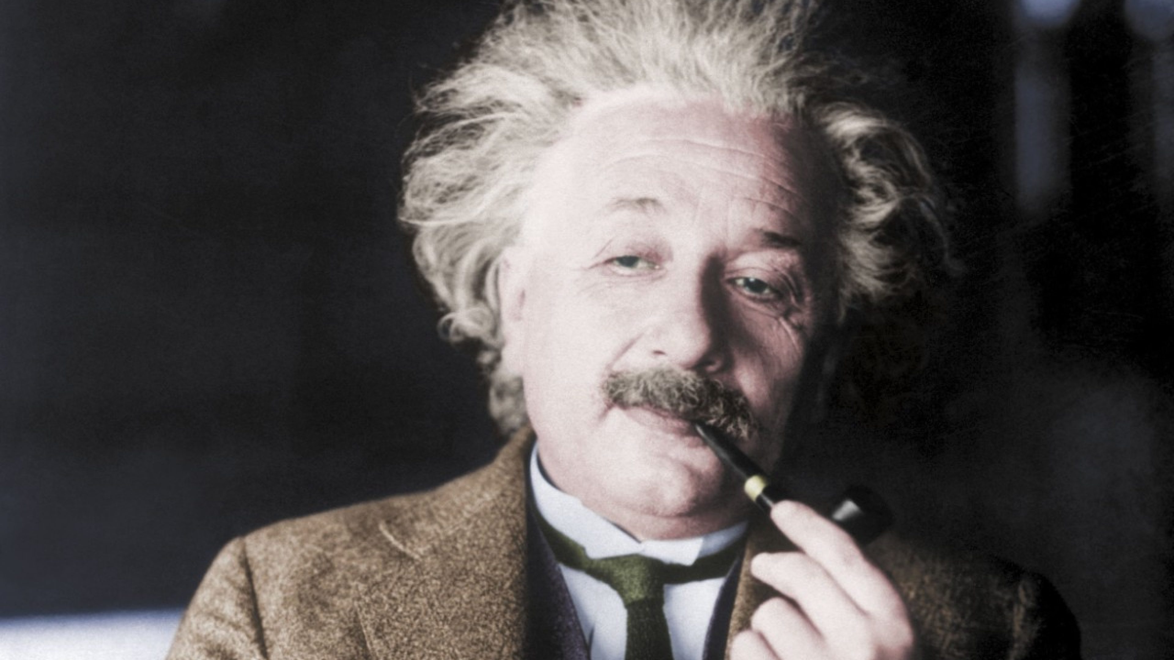 Albert Einstein, aufgenommen um 1935. Der Physiker, durch seine Relativitaetstheorie weltberuehmt, erhielt 1921 fuer seine quantentheoretischen Arbeiten den Nobelpreis fuer Physik. Als Jude den Verfolgungen des Nazi Terrors ausgesetzt, ging er nach deren Machtuebernahme 1933 in die USA und nahm eine Lehrtaetigkeit an der Universitaet in Princeton (New Jersey) auf; 1940 wurde er amerikanischer Staatsbuerger. Neben seinen wissenschaftlichen Arbeiten trat Einstein fuer den pazifistischen Gedanken ein und plaedierte fuer eine uebernationale Weltregierung. Albert Einstein wurde am 14. Maerz 1879 in Ulm geboren und verstarb am 18. April 1955 in Princeton. (KEYSTONE/DPA/AKG/Str)   === , , EDITORIAL USE ONLY ===